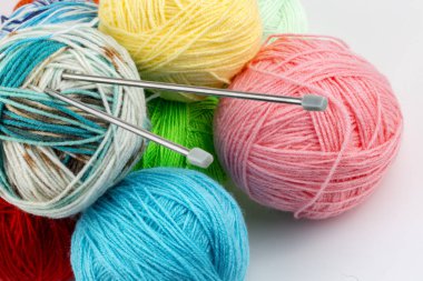 Arkaplan olarak renkli yün yumakları yakın çekim