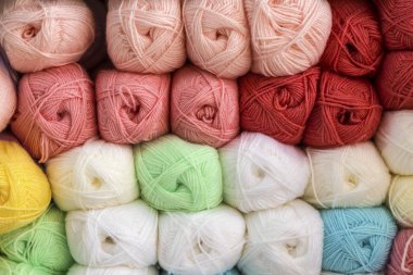 Arkaplan olarak renkli yün yumakları yakın çekim
