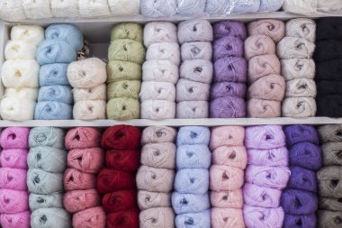 Arkaplan olarak renkli yün yumakları yakın çekim