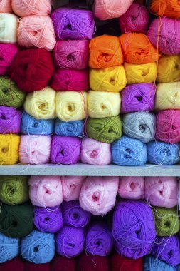 Arkaplan olarak renkli yün yumakları yakın çekim