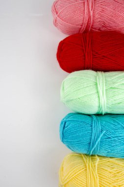 Arkaplan olarak renkli yün yumakları yakın çekim