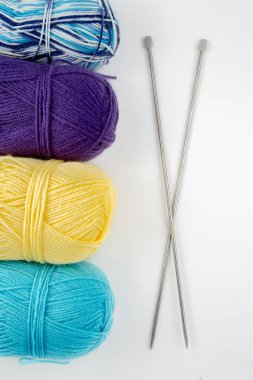 Arkaplan olarak renkli yün yumakları yakın çekim
