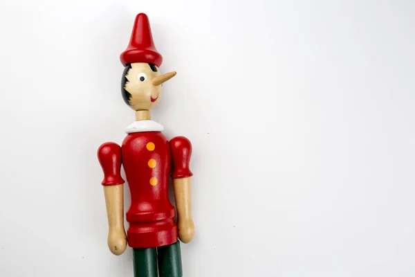 Pinocchio Puppe Aus Holz Sitzt Isoliert Auf Weißem Hintergrund — Stockfoto