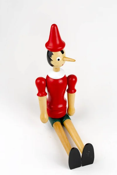 Pinocchio Puppe Aus Holz Sitzt Isoliert Auf Weißem Hintergrund — Stockfoto