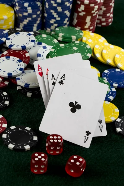 Personne Jouant Poker Regardant Les Cartes — Photo
