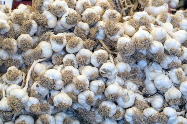 Taze sarımsak piyasasında masmavi sepet içinde aldı. Yararlı sebzeler için baharatlı, baharat. Makro fotoğraf soğan. Üstten görünüm. Yakın çekim.