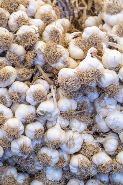Taze sarımsak piyasasında masmavi sepet içinde aldı. Yararlı sebzeler için baharatlı, baharat. Makro fotoğraf soğan. Üstten görünüm. Yakın çekim.
