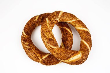 Beyaz arka plan üzerinde simit simit
