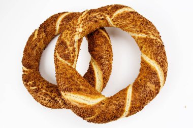 Beyaz arka plan üzerinde simit simit