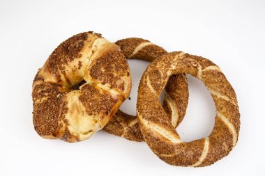 Beyaz arka plan üzerinde simit simit