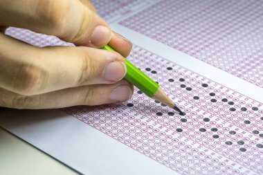 Sınavlar test kağıt seçilen seçim okulda cevap sayfalardaki karakalem ile bilgi yarışması