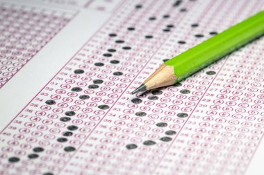 Sınavlar test kağıt seçilen seçim okulda cevap sayfalardaki karakalem ile bilgi yarışması