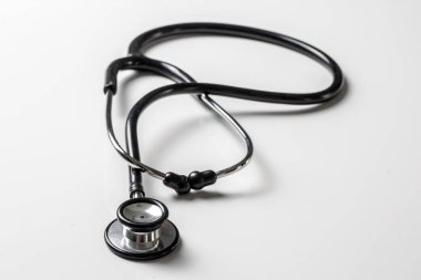 Stetoskop kopya alanı en iyi manzaralı beyaz arka plan üzerinde