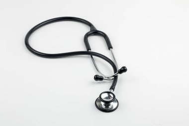Stetoskop kopya alanı en iyi manzaralı beyaz arka plan üzerinde