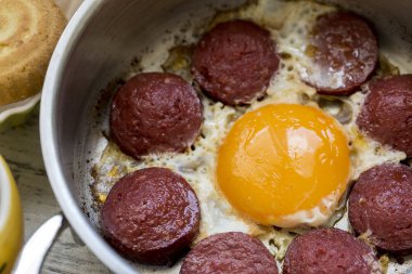 Türk usulü kızarmış sosis yumurta (Lida yumurta ile)