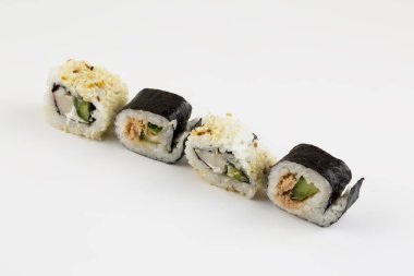 Suşi, beyaz arka planda izole edilmiş Japon yemeklerini yuvarlıyor.. 
