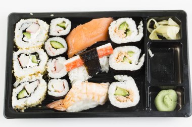 Suşi, beyaz arka planda izole edilmiş Japon yemeklerini yuvarlıyor.. 