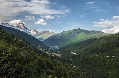 Seyahat turizm kavramı fotoğraf. Gürcistan / Svaneti / Mestia. 