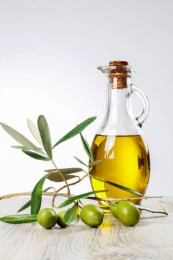 Yeşil taze zeytin ve zeytinyağı izole.