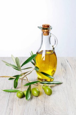 Yeşil taze zeytin ve zeytinyağı izole.