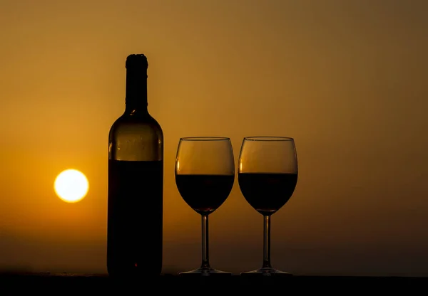 Coppia Bicchieri Vino Rosso Sulla Spiaggia — Foto Stock