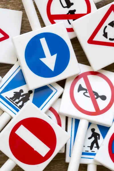 Güvenlik işaretleri ve semboller. İş yerinde sağlık ve güvenlik işaretleri ve sembolleri