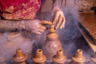 Çömlek atölyesinde, stüdyoda kase yapan profesyonel çömlekçi.. 