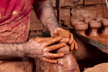 Çömlek atölyesinde, stüdyoda kase yapan profesyonel çömlekçi.. 
