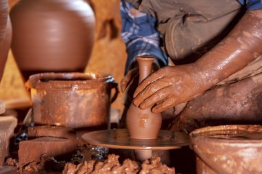 Çömlek atölyesinde, stüdyoda kase yapan profesyonel çömlekçi.. 