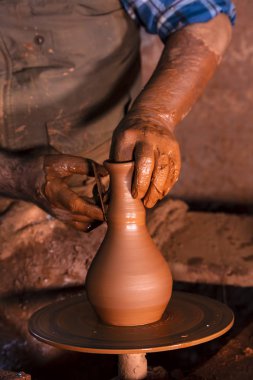 Çömlek atölyesinde, stüdyoda kase yapan profesyonel çömlekçi.. 