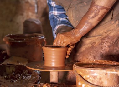 Çömlek atölyesinde, stüdyoda kase yapan profesyonel çömlekçi.. 