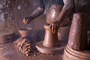 Çömlek atölyesinde, stüdyoda kase yapan profesyonel çömlekçi.. 