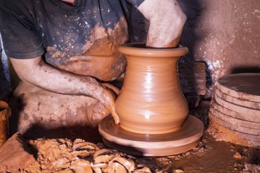 Çömlek atölyesinde, stüdyoda kase yapan profesyonel çömlekçi.. 