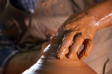 Çömlek atölyesinde, stüdyoda kase yapan profesyonel çömlekçi.. 