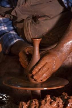 Çömlek atölyesinde, stüdyoda kase yapan profesyonel çömlekçi.. 