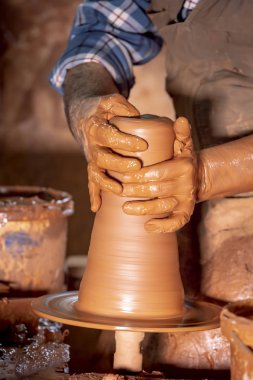 Çömlek atölyesinde, stüdyoda kase yapan profesyonel çömlekçi.. 