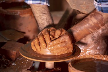 Çömlek atölyesinde, stüdyoda kase yapan profesyonel çömlekçi.. 