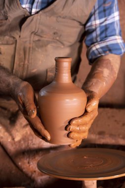 Çömlek atölyesinde, stüdyoda kase yapan profesyonel çömlekçi.. 
