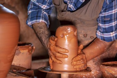 Çömlek atölyesinde, stüdyoda kase yapan profesyonel çömlekçi.. 