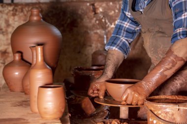 Çömlek atölyesinde, stüdyoda kase yapan profesyonel çömlekçi.. 