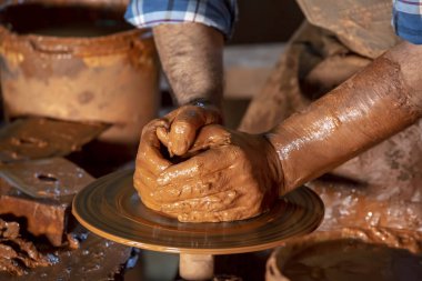 Çömlek atölyesinde, stüdyoda kase yapan profesyonel çömlekçi.. 