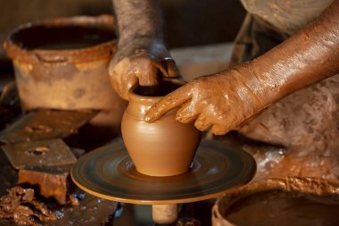 Çömlek atölyesinde, stüdyoda kase yapan profesyonel çömlekçi.. 