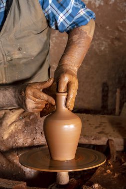 Çömlek atölyesinde, stüdyoda kase yapan profesyonel çömlekçi.. 