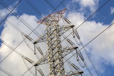 Elektrik direği, santral mavi gökyüzünde bulutlar ile