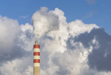 Fabrika baca mavi gökyüzü ve bulutlar duman