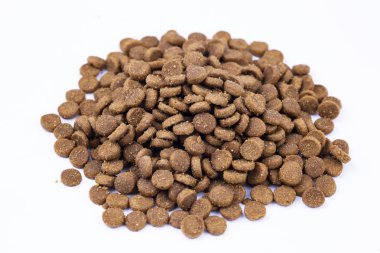 Beyaz arka plan üzerinde kediler için kuru gıda