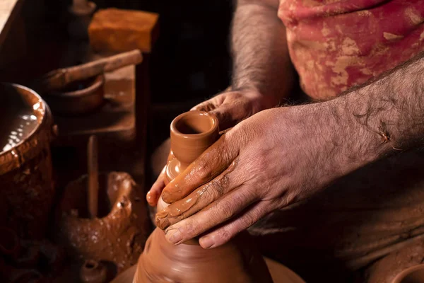 Çömlek atölyesinde, stüdyoda kase yapan profesyonel çömlekçi.. 