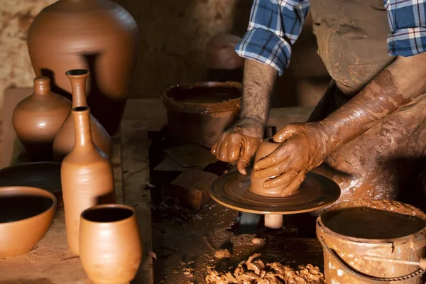 Professionele Pottenbakker Maken Kom Aardewerk Workshop Studio — Stockfoto