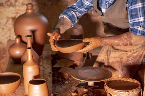 Potter Profissional Fazendo Tigela Oficina Cerâmica Estúdio — Fotografia de Stock