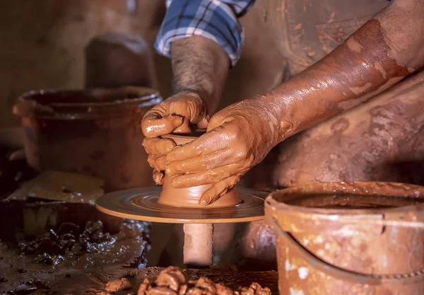 Çömlek atölyesinde, stüdyoda kase yapan profesyonel çömlekçi.. 
